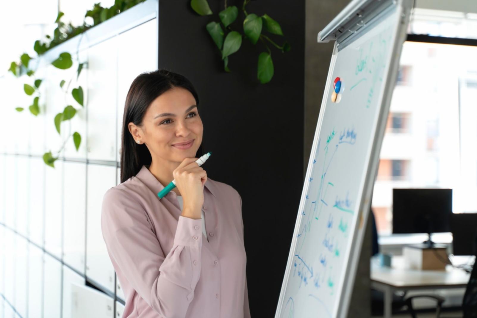 Profesionales analizando estrategias financieras en entorno colaborativo